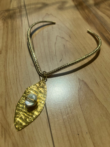Leahna neck Ring .
